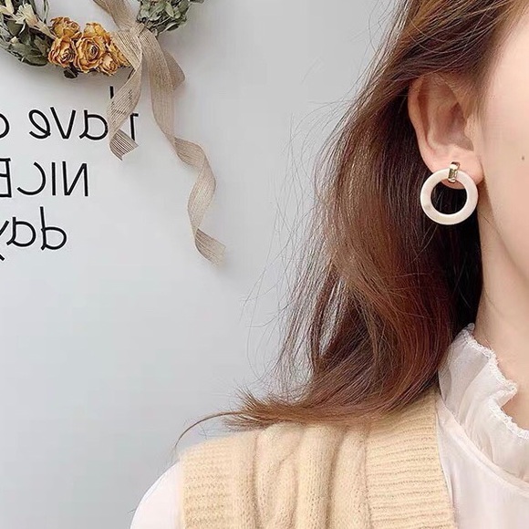 Resin Marble Cream Small Round Hoop Earrings - Picture 2 of 4